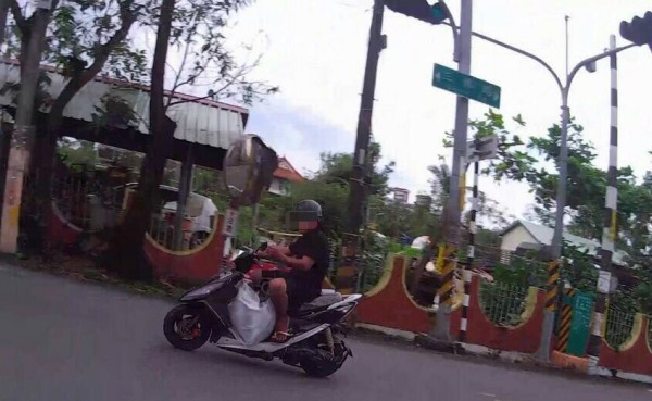 武男闖紅燈險撞警，趕緊自首持有毒品。（記者邱芷柔翻攝）