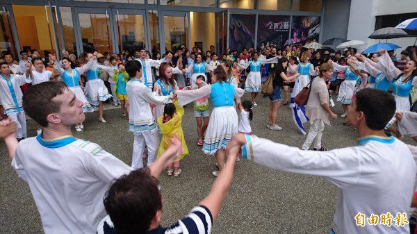 以色列團隊雨中臨演和觀眾同樂。（記者楊金城攝）