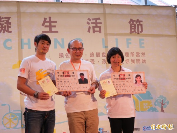 Lamigo桃猿球星詹智堯（左）及中市副市長林依瑩（右）體驗坐輪椅的不便，兩人都獲得駕照（記者蘇金鳳攝）
