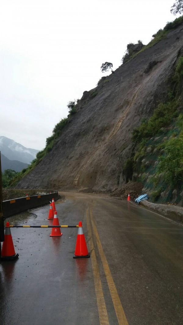 台21線115.5公里，信義鄉草坪頭往塔塔加方向，邊坡因不堪連日降雨沖刷，出現零星落石。（記者劉濱銓翻攝）