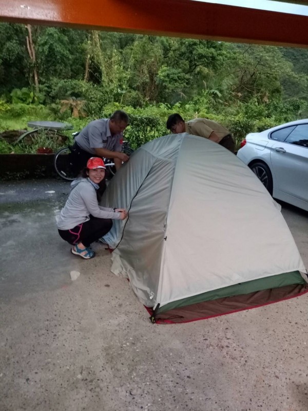 警員和役男幫菊地小姐在車棚搭起帳棚（記者吳昇儒翻攝）