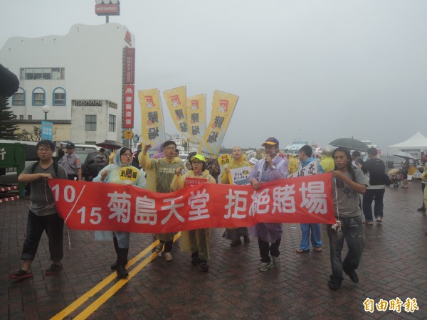 澎湖反賭大遊行，無畏風雨走上街頭表達堅決反賭決心。（記者劉禹慶攝）