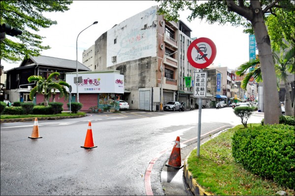 嘉義市民權路自吳鳳北路到林森西路，為限制三輪車以上車輛逆向的限制性道路，因常有外地車不熟誤闖，路口還放置三角錐阻擋。（記者王善嬿攝）