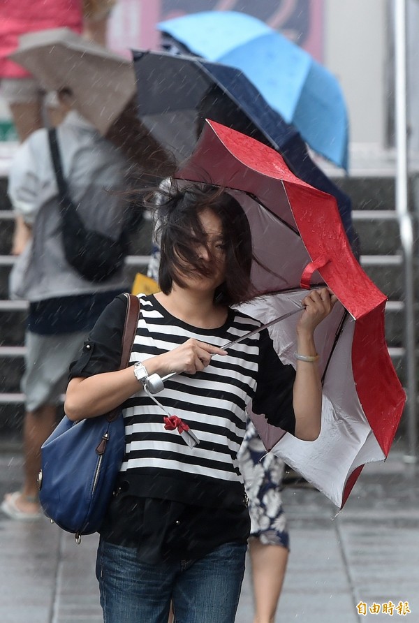 受到鋒面通過及東北風影響，週日北部、東半部及南部地區累積雨量仍有機會來到大雨或豪雨的等級；由於東北風快速增強，北台灣的氣溫將會明顯轉涼。（資料照，記者廖振輝攝）