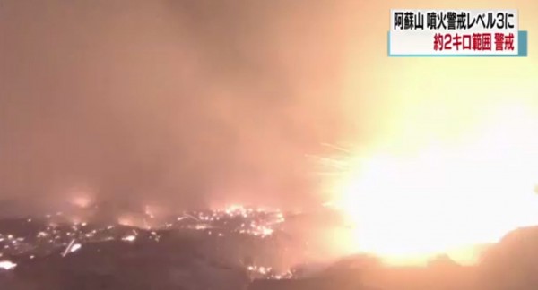 日本九州阿蘇火山（Mount Aso）今天凌晨噴發，出現熊熊火光。（圖擷取自NHK）