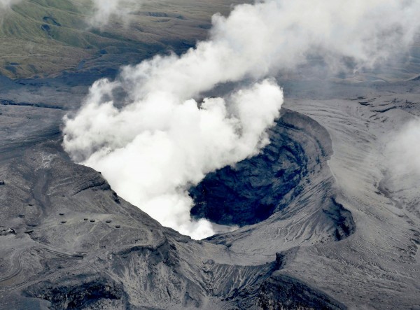 阿蘇火山空拍照。（路透）