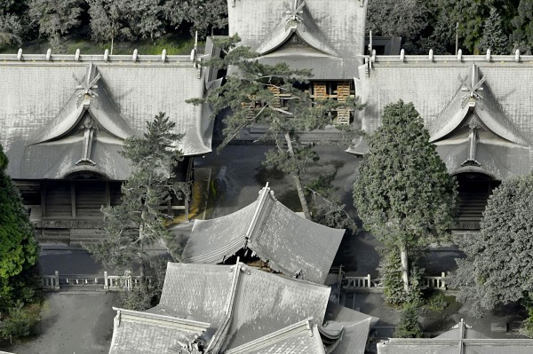 受到阿蘇火山噴發影響，阿蘇神社的屋簷灰茫茫一片，上面都是火山灰。（美聯社）