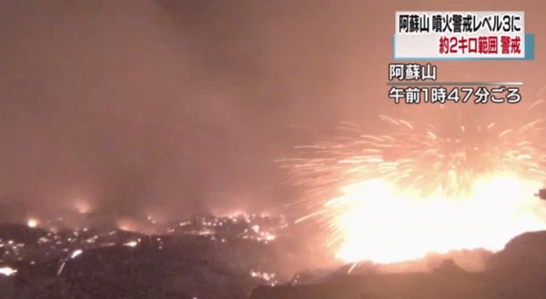 日本九州阿蘇火山（Mount Aso）今天凌晨噴發，出現熊熊火光。（圖擷取自NHK）