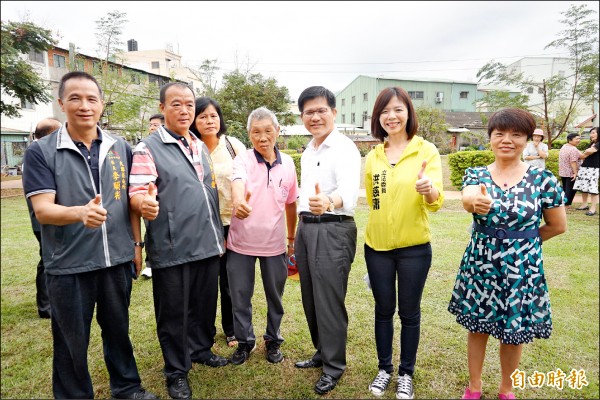 與台中市長林佳龍會勘時，立委洪慈庸（右二）強調，針對「押人」復電的不實指控將提告。（記者歐素美攝）