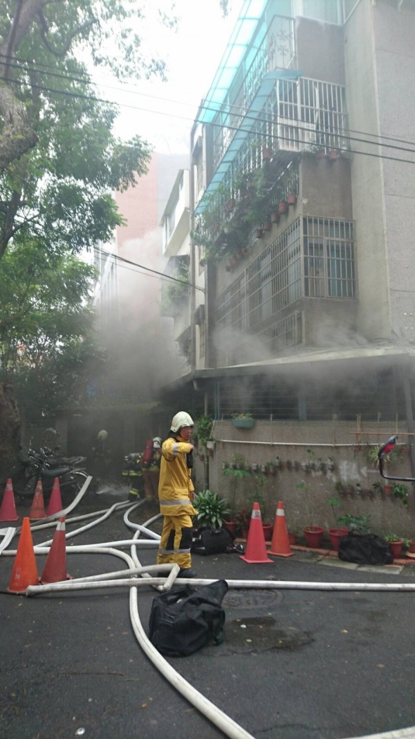 大安森林公園對面一棟公寓中午發生火警，疑建中生燒東西不慎釀禍。（記者姚岳宏翻攝）