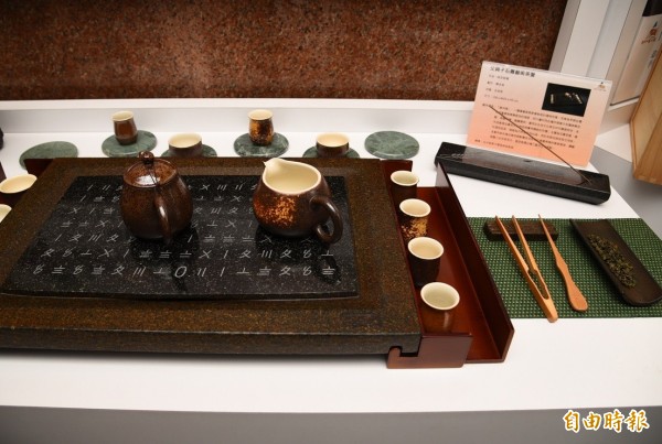 南投新世代文創工藝展「時空密碼」，在石製茶盤上雕刻平埔族記帳使用的「蘇州碼」（又稱番仔碼），兼具實用美觀與文化內涵。（記者張協昇攝）