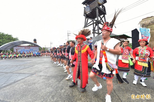 桃園市阿美族捕魚祭活動今天熱鬧展開。（記者李容萍攝）