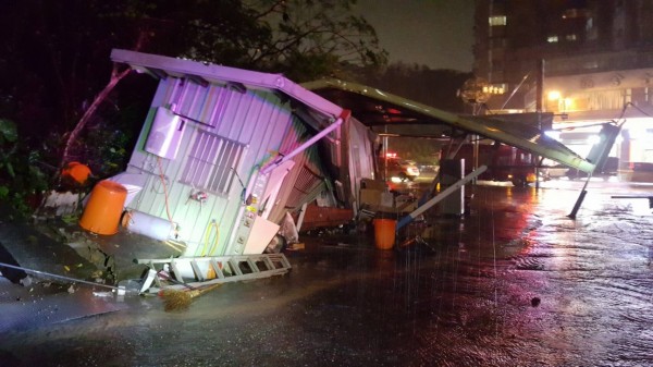 大雨一直下，基隆市麥金路11巷弄內，一間賣場貨櫃屋遭後方崩落土石壓毀，損失慘重。（記者林嘉東翻攝）