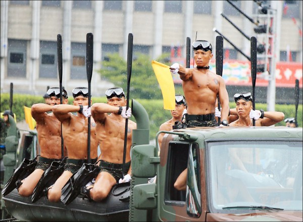 國慶大會昨預演，海軍陸戰隊官兵在大雨中展現出風雨生信心的高昂士氣，相當吸睛。（軍聞社）