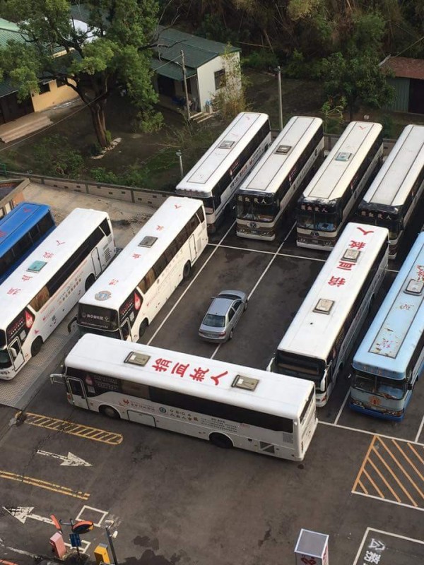 轎車因亂停占用兩車格被圍住，許多網友看見此照片紛紛拍手叫好。（圖擷取自臉書社團「聯結車 大貨車 拉拉隊 照片影片資訊分享團」）