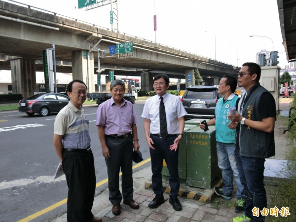 立委黃國書（右三）與公路總局、市府環保局人員到快速公路旁會勘噪音問題。（記者黃鐘山攝）