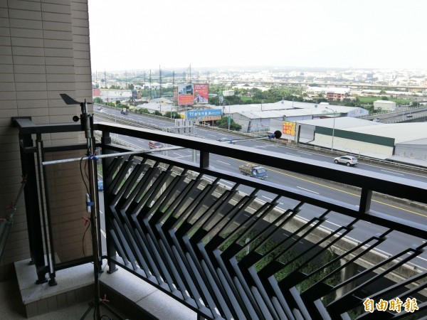 環保局在民宅內架設監測設備，以科學監測噪音方式，評估是否增設隔音牆。（記者黃鐘山攝）