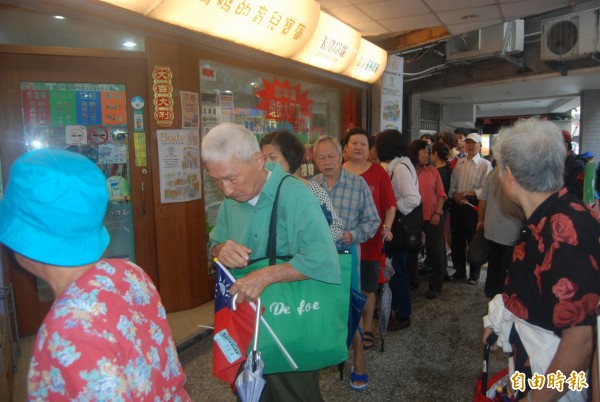 免費愛心餐盒活動，早上11點發送，有民眾7點半就來排隊，3百個餐盒迅速發送一空。（記者張安蕎攝）