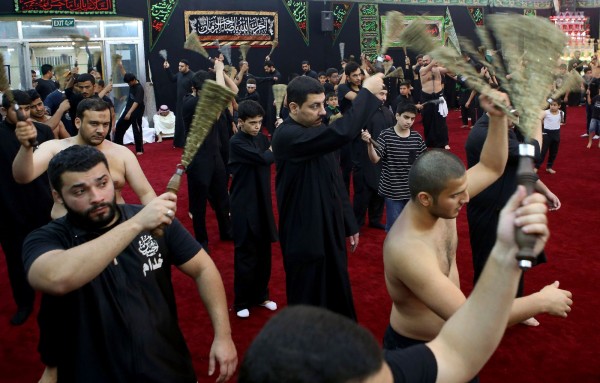 也有較為溫和的紀念方式，如科威特什葉派穆斯林。（法新社）