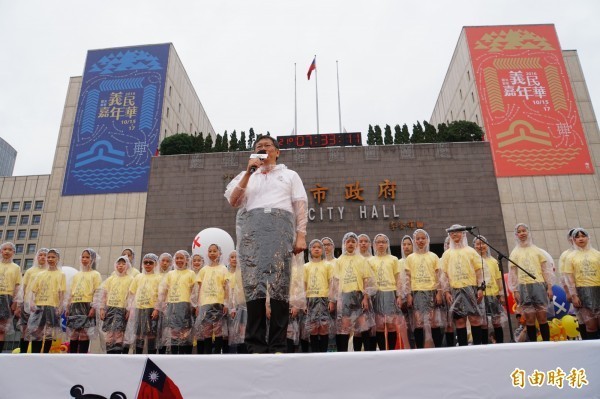 台北市長柯文哲表示，只要台灣與中國能夠對話，不管是坐著、站著、趴著都行。（記者張凱翔攝）
