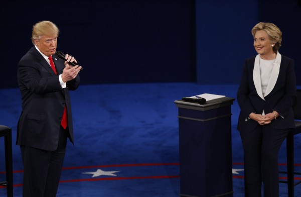 今日舉辦的美國總統第二場電視辯論，川普在結束後抱怨自己遭主持人圍剿。（彭博社）