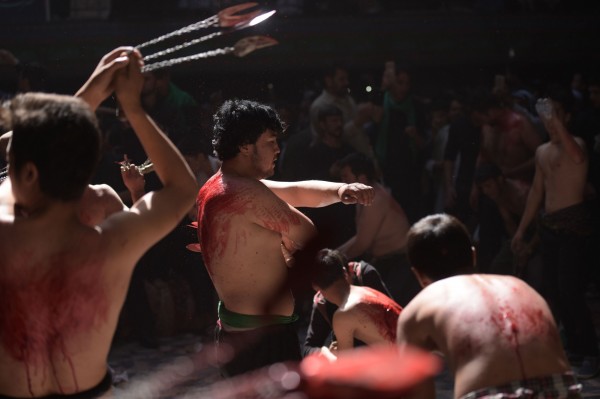 阿富汗的什葉派穆斯林以刀鏈自殘的方式悼念。（法新社）