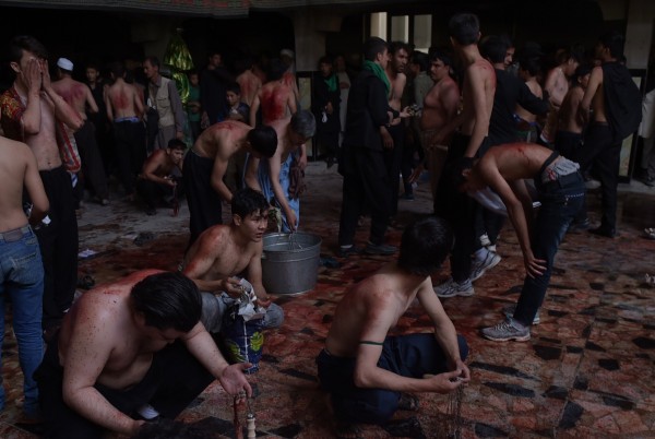 阿富汗的什葉派穆斯林以刀鏈自殘的方式悼念。（法新社）