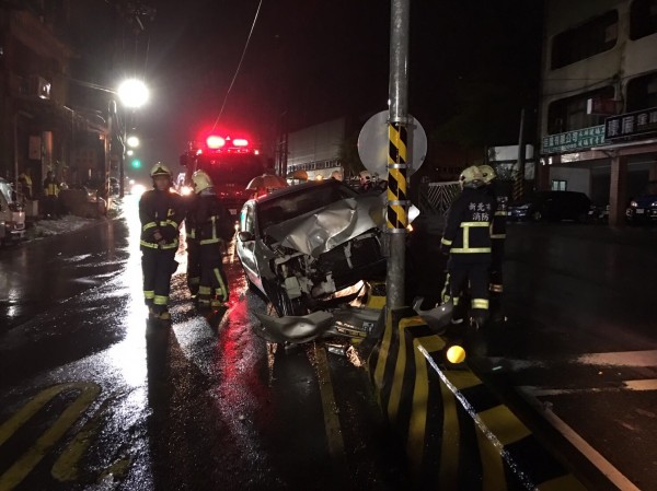 銀色小轎車自撞分隔島，車頭嚴重凹陷，所幸乘客並無大礙。（記者游承霖翻攝）