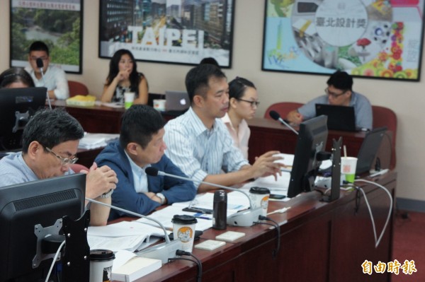 市議會財建委員會上午邀請台北市商業處，再次就迷你倉行業別認定報告。（記者黃建豪攝）