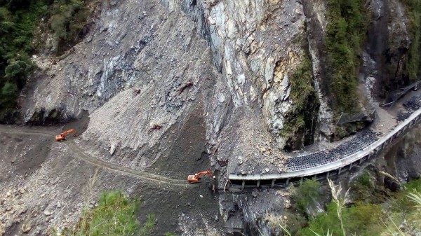 南橫公路六口溫泉明隧道的大坍方已搶通出一條便道，但路面泥濘，需再進行安全防護工作。（公路總局關山工務段提供）