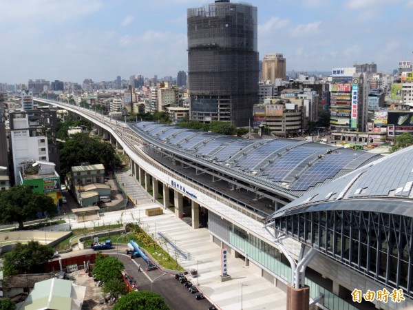 台中鐵路將自16日起邁入高架化時代。（記者張菁雅攝）