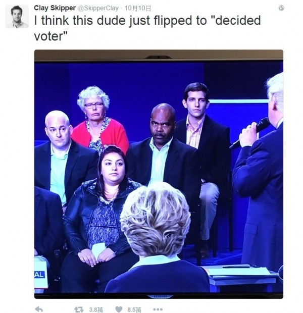 另一名吸睛的辯論會觀眾以嚴肅甚至兇惡眼神盯著共和黨總統候選人川普，網友為之大樂。（圖擷取自網路）