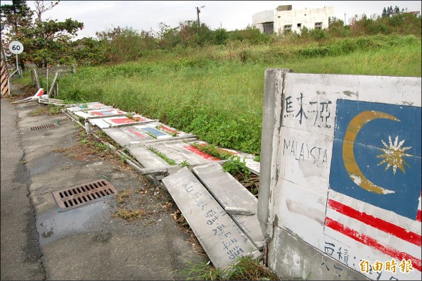 梅姬颱風挾強風過境，台西鄉內不少圍牆被強風吹倒。（記者陳燦坤攝）