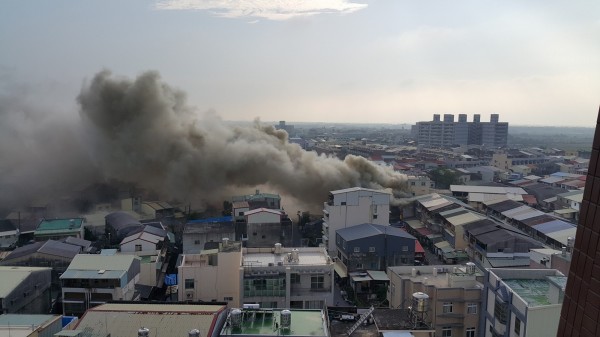 雲林虎尾發生瓦斯氣爆，現場濃煙密布。（圖片擷取自「爆料公社」）