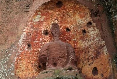 有中國網友爆料指出，建於唐、宋代的雲南省法華寺石窟佛雕驚傳遭到嚴重破壞，不僅石窟的佛雕敲碎，牆壁上更充滿遊客的塗鴉。（圖截自微博）