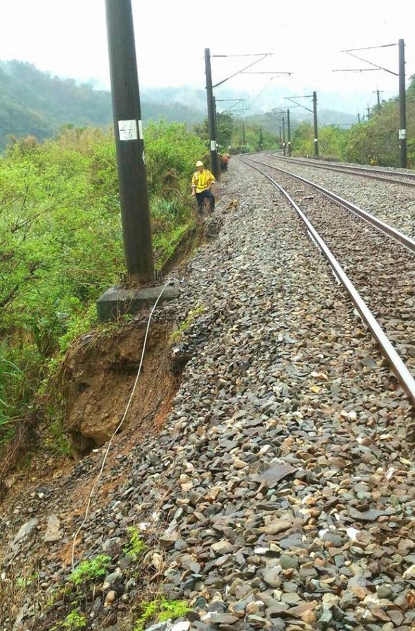 連日大雨，台鐵貢寮路段也傳出地基不穩，被迫單線雙向行車。（台鐵提供）