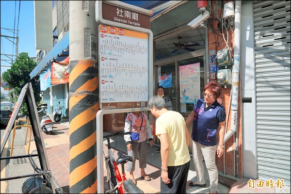 民眾抱怨神岡區民生路公車站牌太低，老撞頭。（記者歐素美攝）