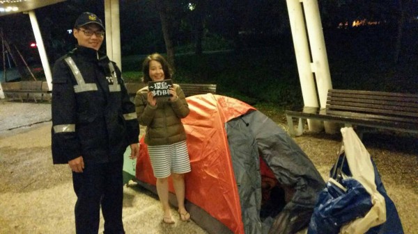 日籍女子伊藤來台環島公園紮營，濕冷風雨中暖警伸援手。（記者李容萍翻攝）