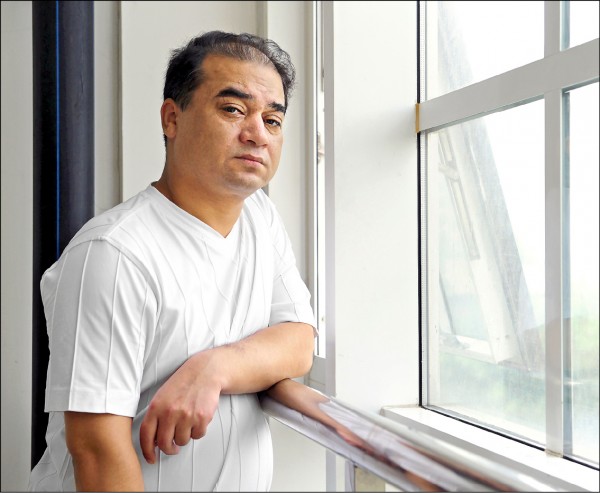 中國的維吾爾族學者伊力哈木獲得有「人權諾貝爾獎」之稱的「馬丁．恩納斯人權捍衛者獎」。圖為伊力哈木2010年在北京任教期間的檔案照。（法新社）
