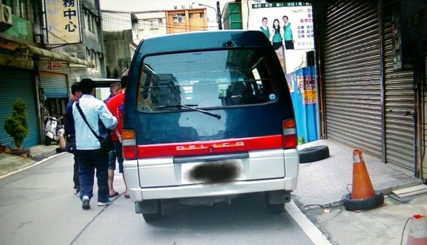 黃姓男子今天在新竹縣湖口鄉準備發動偷來的廂型車離開時，遇警盤查被識破；警方除起獲海洛因等毒品，更追查出4件汽車竊盜。（記者廖雪茹翻攝）