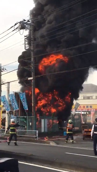 位於東京鄰縣埼玉縣內的東京電力公司於今下午傳出設備起火，導致東京都約有逾35萬戶大停電，交通運輸及商家營運均受影響。（圖擷自推特）