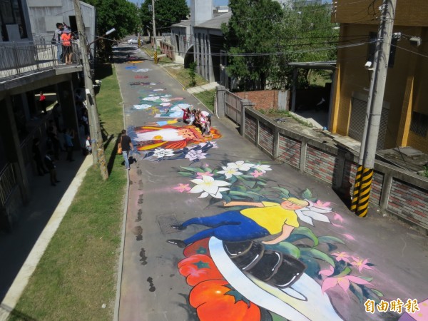 新竹縣竹東動漫園區東側藝術村前的巷道，被改造成藝術彩繪大道。（記者蔡孟尚攝）