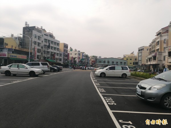 民生南路永安街口空地，原為社區髒亂點，市府新闢為停車場。（記者王善嬿攝）