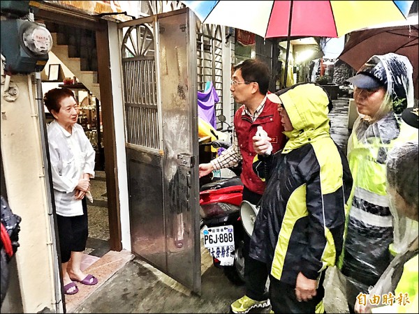 瑞芳區公所與警方挨家挨戶勸導疏散潛勢溪流的住戶。(記者盧賢秀攝) 瑞芳區公所與警方挨家挨戶勸導疏散潛勢溪流的住戶。(記者盧賢秀攝)
