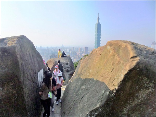 裴女跟母親武氏走到信義路五段150巷往「六巨石」方向登山口，晚間約9時許上山。（資料照）