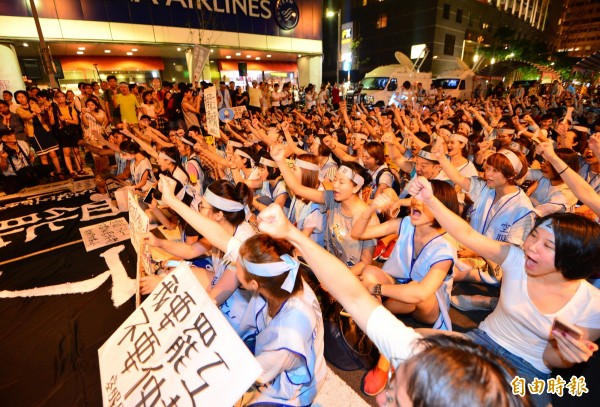 桃園市空服員工會將於明天下午2時集結在華航台北分公司表達抗議。圖為華航空服員今年6月的抗議。（資料照，記者王藝菘攝）