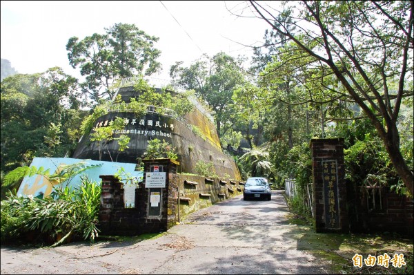 閒置近十年舊草嶺國小校園內雜草叢生，村民計畫認養做為竹藝傳承地點。（記者黃淑莉攝）