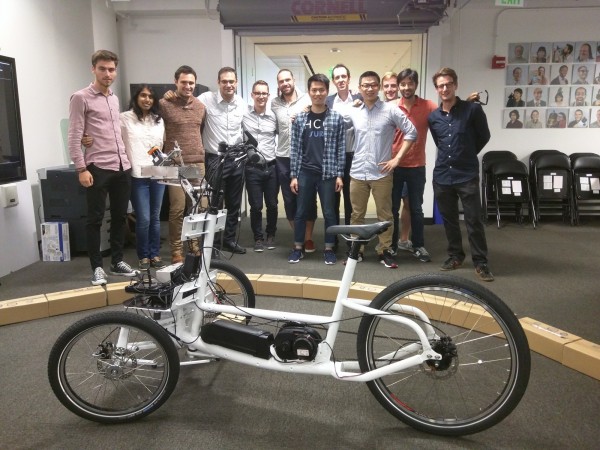 台北科大學生張昌祺、梁弘一今年暑假期間到MIT Media Lab交流，參與自動駕駛電動三輪車（PEV）研發。（北科大提供）