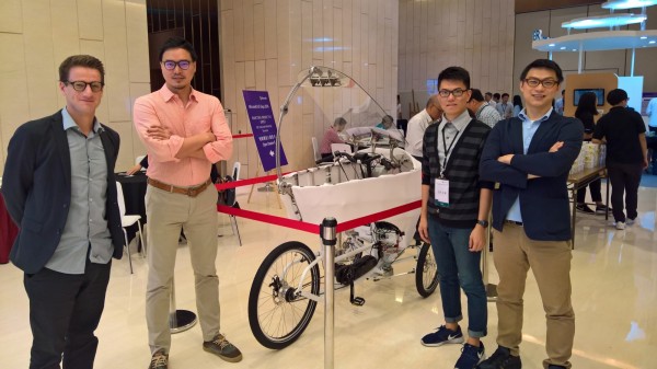 MIT的自動駕駛電動三輪車（PEV）研究團隊來台，參加2016微軟物聯網博覽會展出（右2：台北科大學生張昌祺）。（北科大提供）