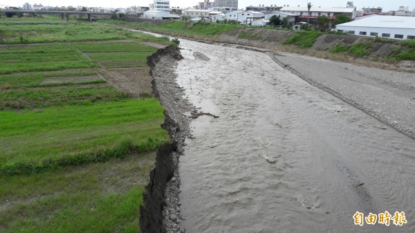 台東市太平溪因連續豪雨暴漲，沖刷掉私有地，豪雨停了，水流還在私地內。（記者黃明堂攝）